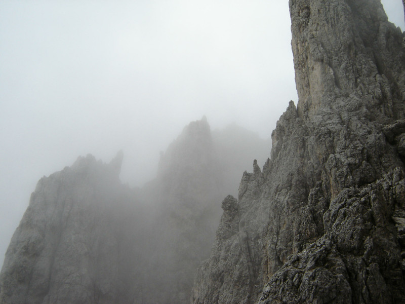 Santnerpass Klettersteig Nebel imposante Felstürme