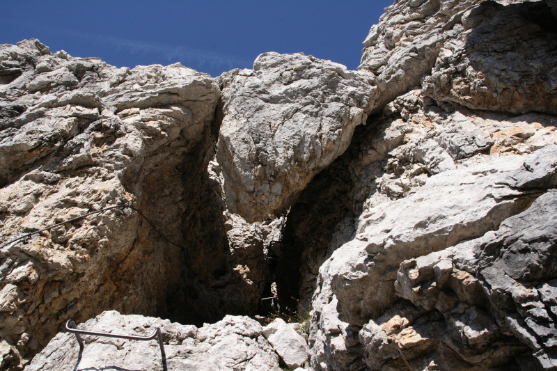 Markanter natürlicher Felstunnel im SOSAT-Klettersteig